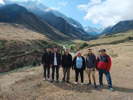 Team of Hydro4U researchers on field trip in August 2023, Djuuku river upstream
