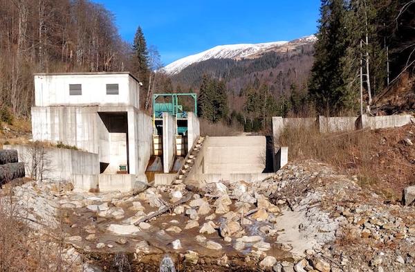 Upstream view of “Bratia HPP” water catchment © IDEA