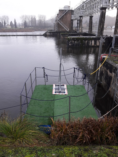 Floating support of the acoustic camera © EDF- LNHE